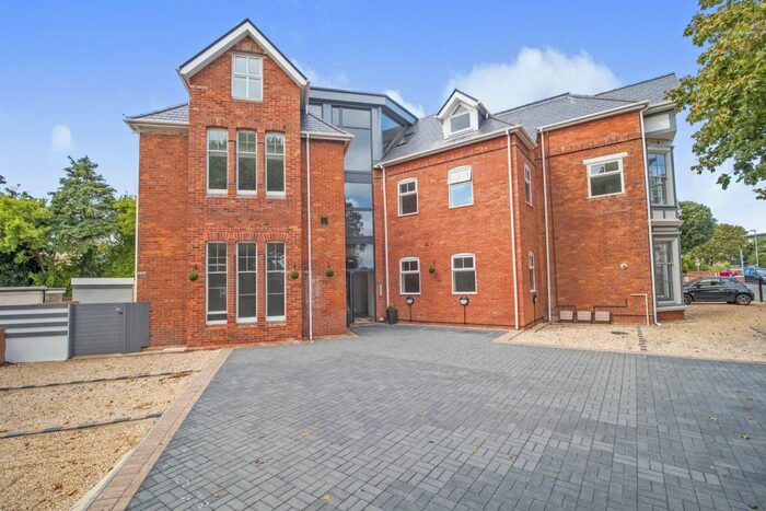 3 Bedroom Apartment To Rent In Connaught Road, Weymouth, DT4