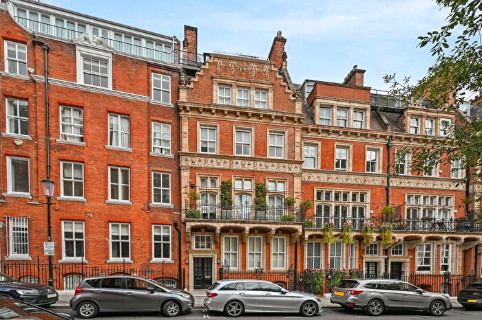 Studio To Rent In Kensington Court, London, W8