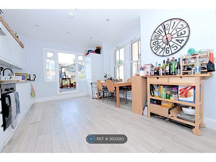 4 Bedroom Flat To Rent In Garratt Terrace, London, SW17