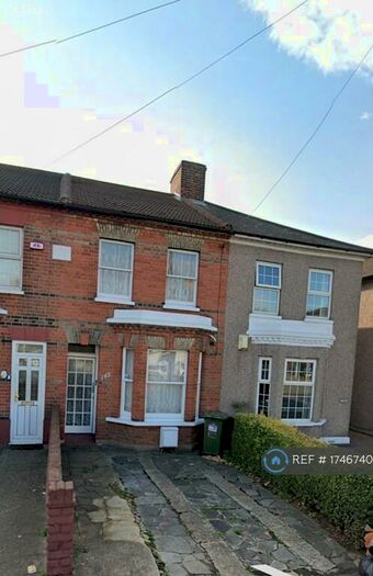 3 Bedroom Semi-Detached House To Rent In Victoria Road, Romford, RM1