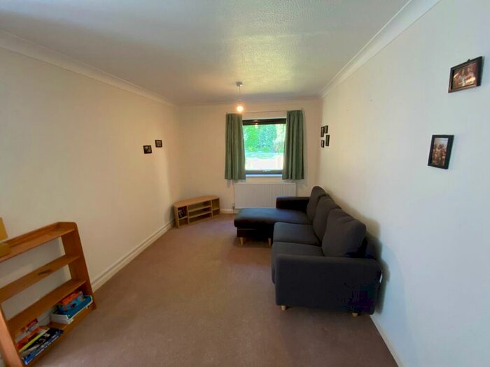3 Bedroom Flat To Rent In Monmouth Square, Winchester, SO22