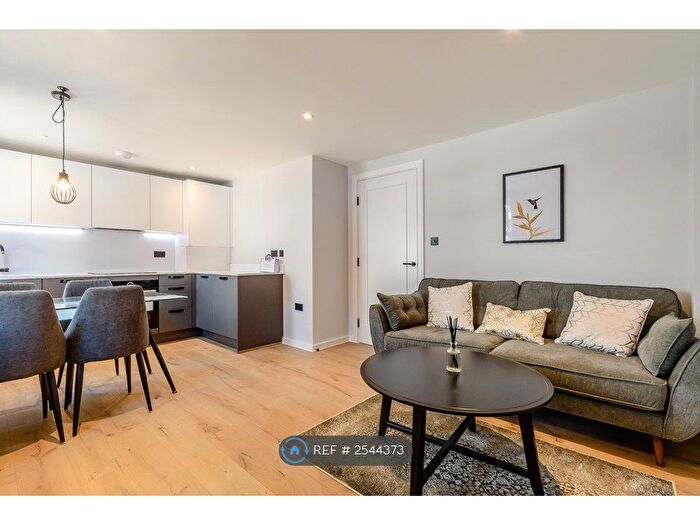 2 Bedroom Flat To Rent In Glenhaven Avenue, Borehamwood, WD6