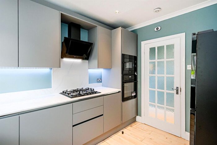 2 Bedroom Flat For Sale In Hainault Road, London, E11