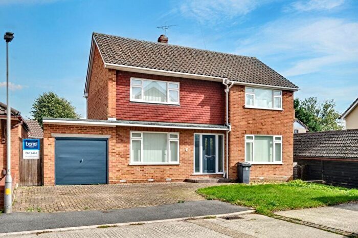 3 Bedroom Detached House For Sale In Dene Court, Chelmsford, CM1