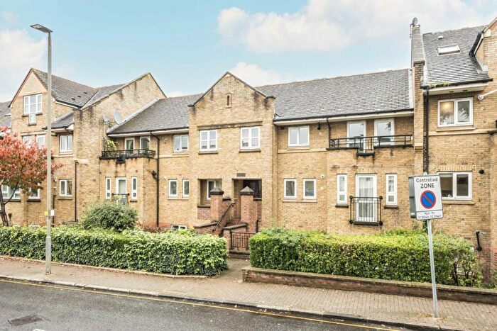 2 Bedroom Flat To Rent In St. James's Drive, Balham, SW12