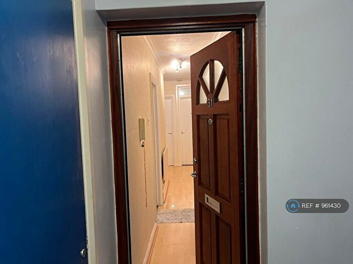 3 Bedroom Flat To Rent In Blaney Crescent, London, E6