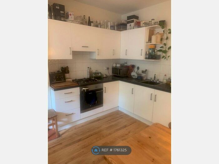 3 Bedroom Flat To Rent In Southdown Road, London, SW20