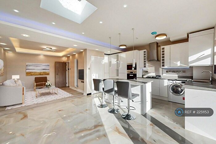 6 Bedroom End Of Terrace House To Rent In Bawdsey Avenue, Ilford, IG2