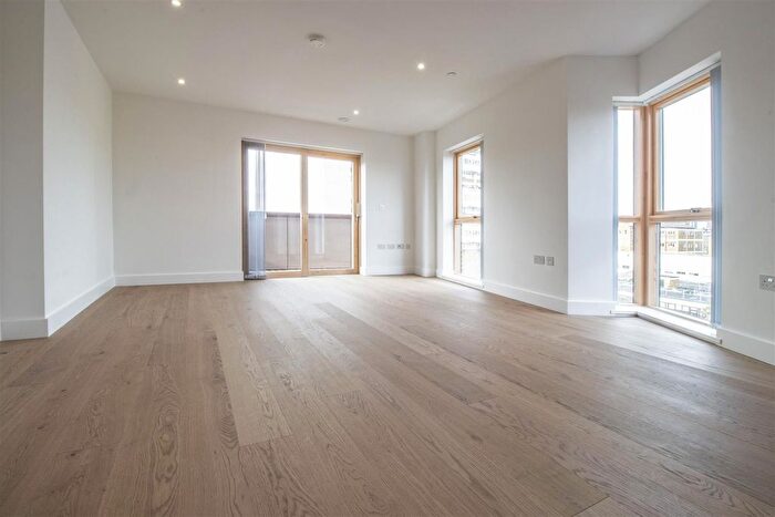 3 Bedroom Flat To Rent In Kingsland Road, Shoreditch, E2