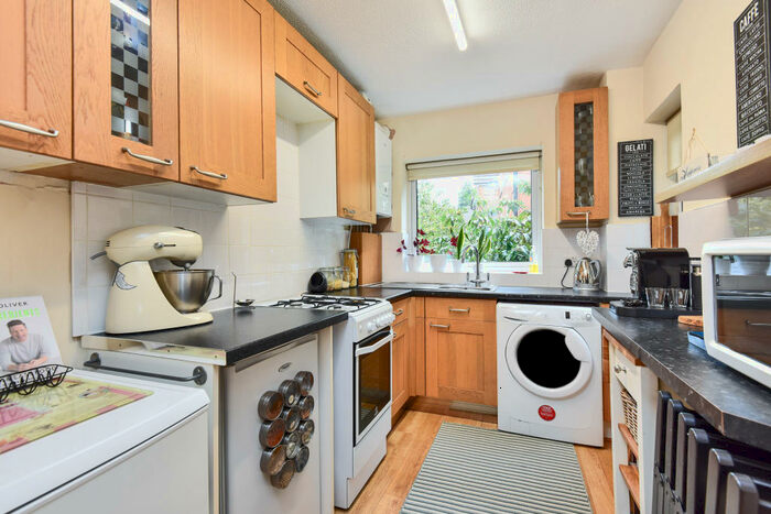 1 Bedroom Apartment To Rent In Beckenham Grove, Shortlands, BR2
