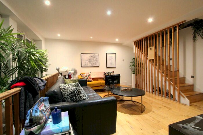 4 Bedroom Detached House To Rent In Grove Shaw, Tadworth, KT20