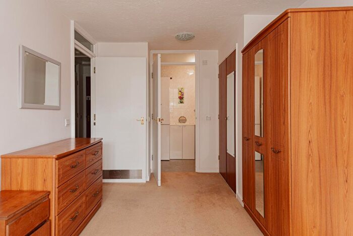 2 Bedroom Flat To Rent In Belmont Road, Leatherhead, KT22