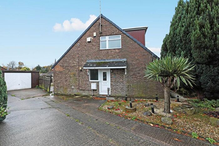 3 Bedroom Semi Detached House For Sale In Foster Close, Morley, LS27