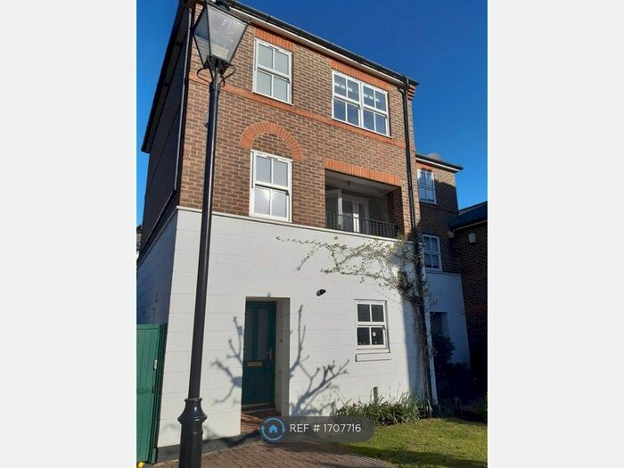 4 Bedroom Semi-Detached House To Rent In Timothy Close, London, SW4
