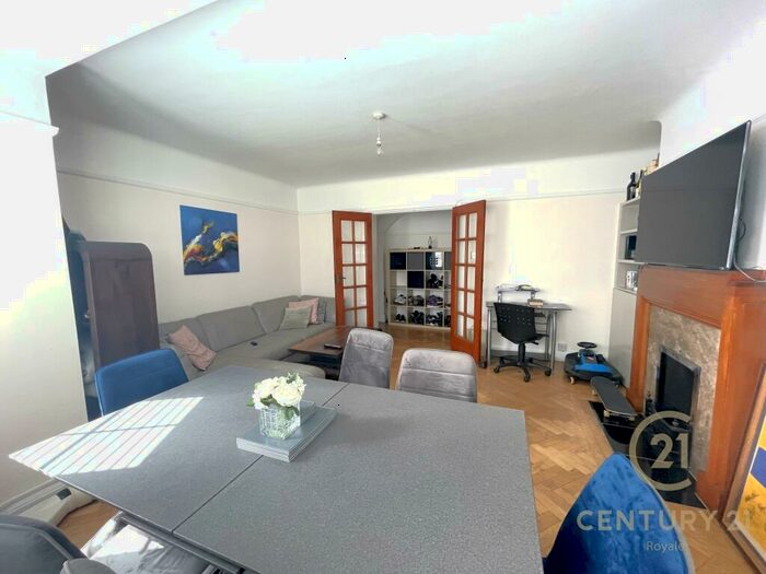 2 Bedroom Apartment To Rent In The Avenue, Worcester Park, KT4