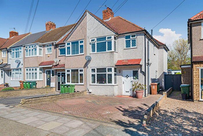 3 Bedroom End Of Terrace House For Sale In Lyndon Avenue, Sidcup, DA15