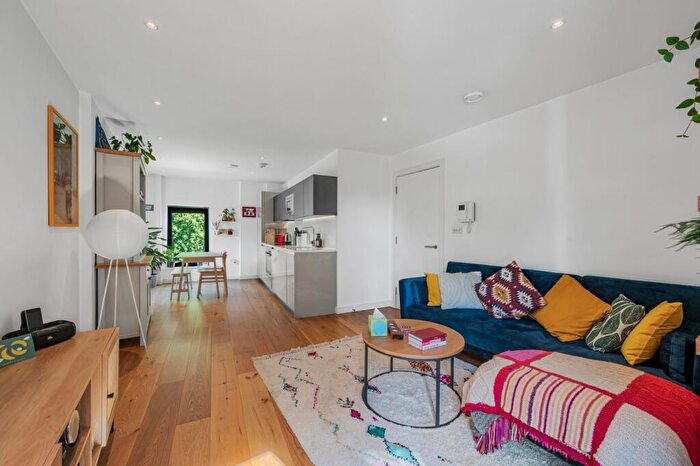 1 Bedroom Flat For Sale In Elmore Street, Islington, N1