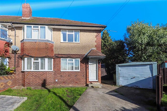 2 Bedroom Maisonette For Sale In Perry Close, Uxbridge, UB8