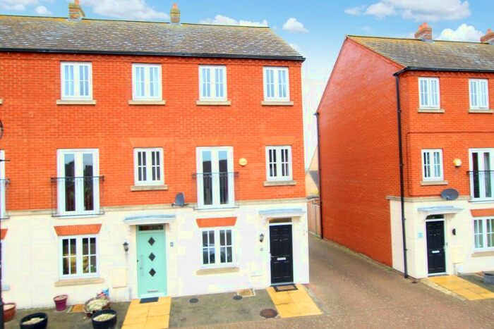 3 Bedroom Town House To Rent In Plovers Field, Sandy, Bedfordshire, SG19