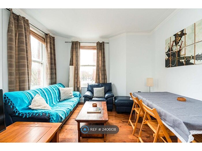 3 Bedroom Flat To Rent In Stamford Hill Mansions, London, N16