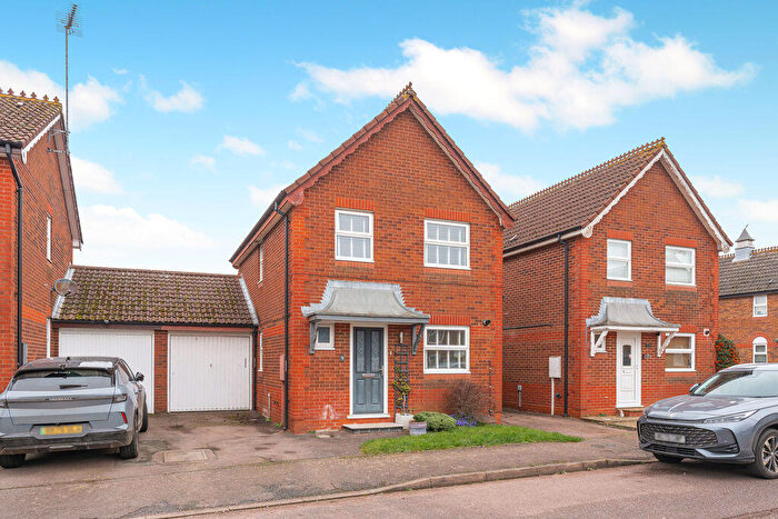 3 Bedroom Link Detached House For Sale In Waltham Gardens, Banbury, OX16