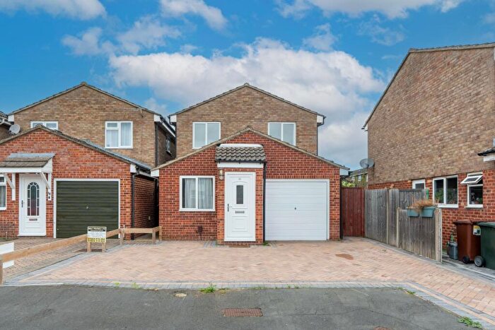 4 Bedroom Detached House To Rent In Beaufort Close, Bicester, OX26