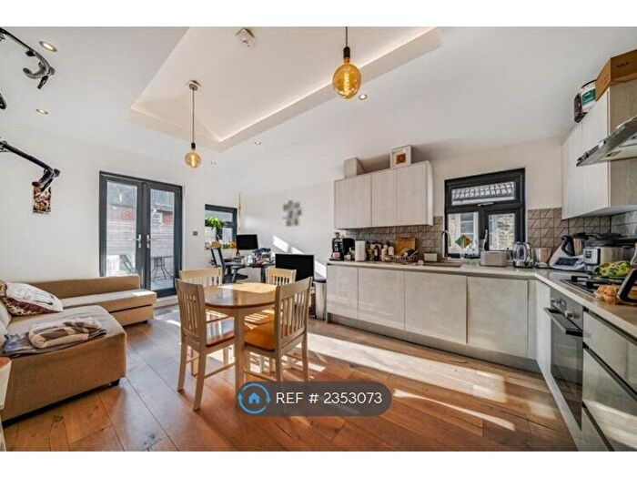 3 Bedroom Flat To Rent In Upper Richmond Road, London, SW15