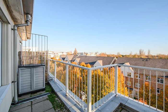 2 Bedroom Flat To Rent In Cedar House, Melliss Avenue, TW9