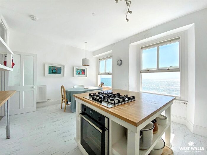 2 Bedroom Flat For Sale In Cresswell Street, Tenby, SA70