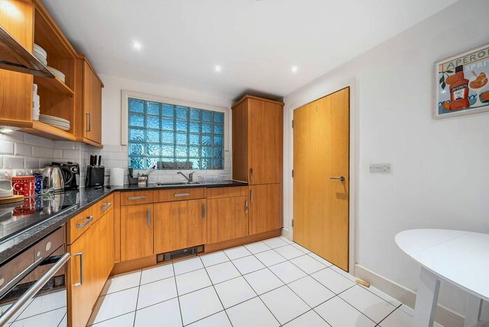 2 Bedroom Flat To Rent In Worple Road, Wimbledon, London, SW20