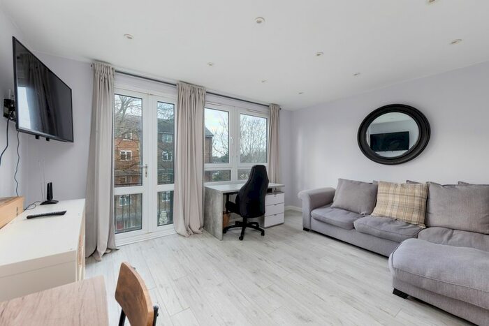 2 Bedroom Flat To Rent In Mandeville Close, Vanbrugh Park, London, SE3