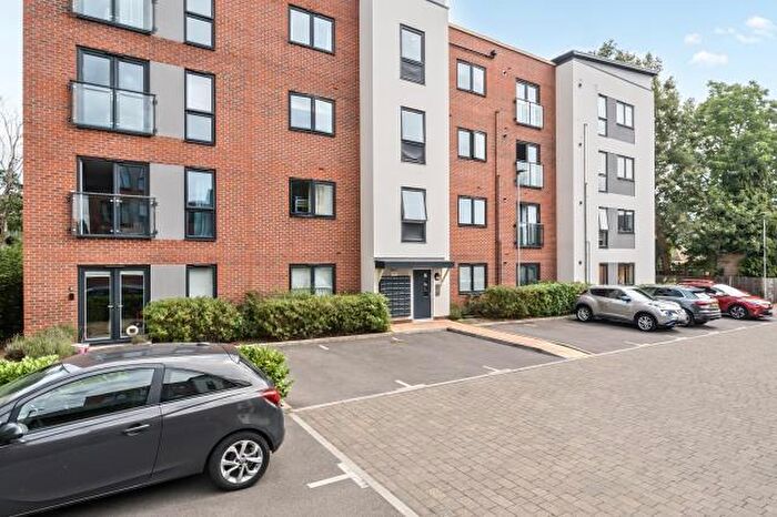 2 Bedroom Apartment For Sale In Elvian Close, Reading, RG30