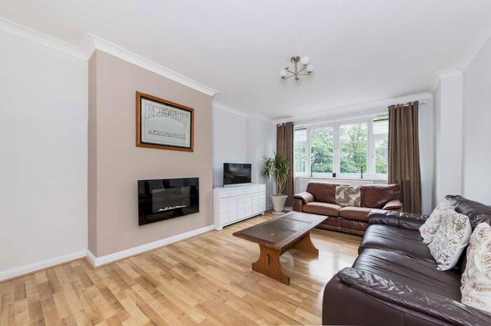 3 Bedroom Flat To Rent In Streathbourne Road, London, SW17