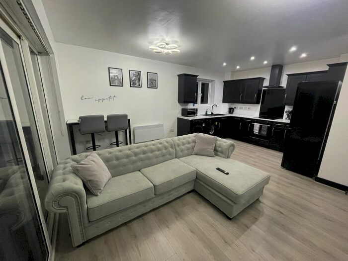 2 Bedroom Flat To Rent In Foxglove Way, Luton, LU3