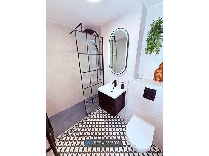 1 Bedroom Flat To Rent In Charminster Court, Surbiton, KT6