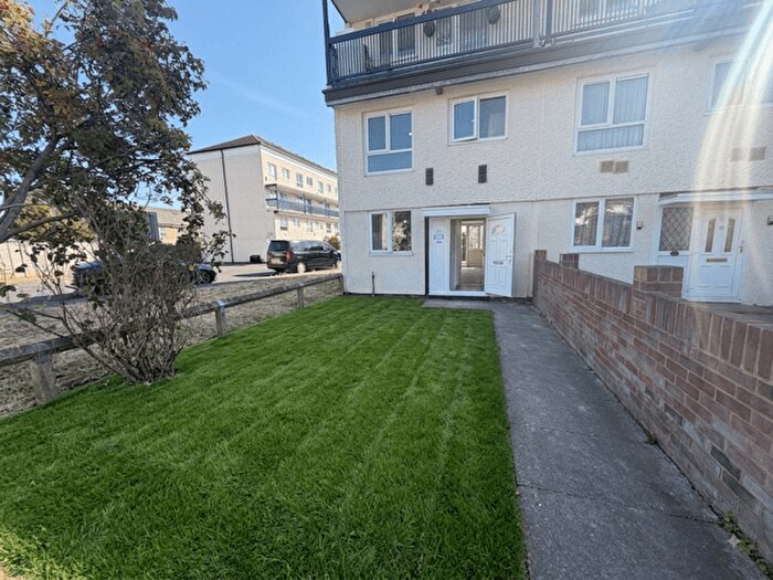 3 Bedroom Flat To Rent In Norman Crescent, TW5