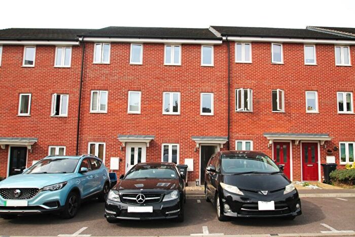 4 Bedroom Town House To Rent In Thistle Close, Chigwell, Essex, IG7