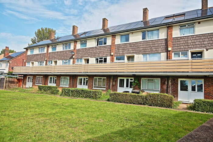 3 Bedroom Flat To Rent In Knaphill, Woking, GU21