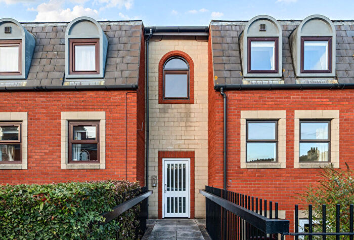 2 Bedroom Apartment For Sale In Summerlays Court, Bath, Somerset, BA2