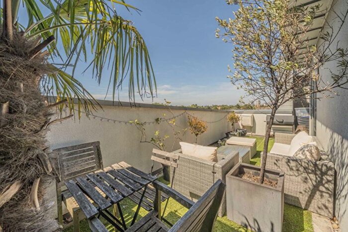 1 Bedroom Flat For Sale In Bicycle Mews, London, SW4
