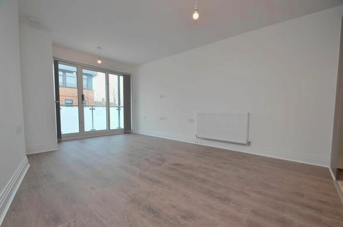 1 Bedroom Flat To Rent In Metro House, Pinner Road, Northwood, HA6