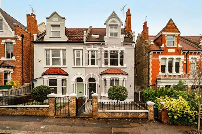 5 Bedroom Semi-Detached House For Sale In Claremont Road, Highgate, N6