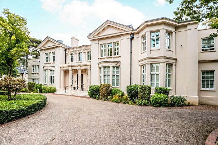 3 Bedroom Flat To Rent In Wimbledon Park Side, London, SW19