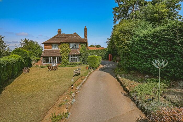 4 Bedroom Detached House For Sale In Longacre Close, Liss, Hampshire, GU33