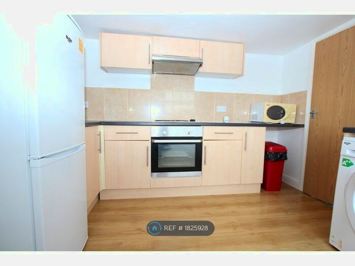 2 Bedroom Flat To Rent In Holly Bush, Maidstone, ME14