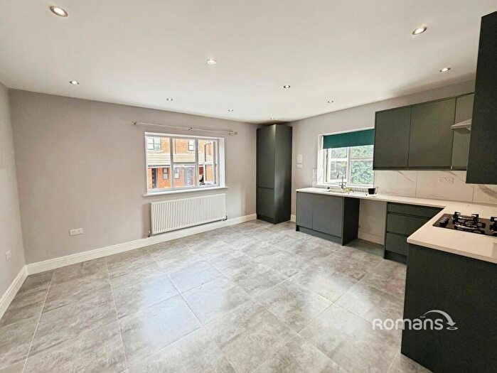 2 Bedroom Flat To Rent In Crescent Drive, Aldershot, Hampshire, GU12