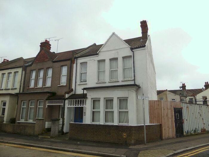 2 Bedroom Flat To Rent In Beresford Road, Southend-On-Sea, SS1