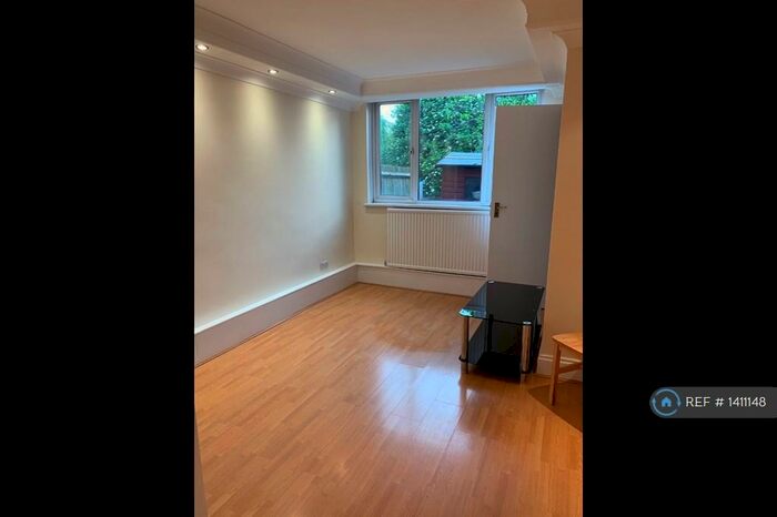 Studio To Rent In Linkway, London, N4