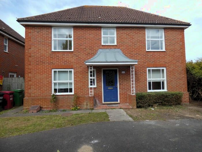 4 Bedroom Detached House To Rent In Moor Furlong, Slough, Berkshire, SL1