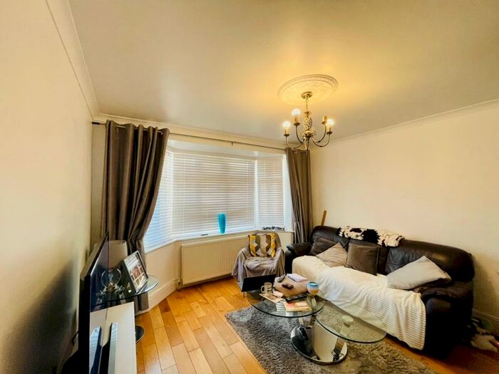 3 Bedroom Semi-Detached House To Rent In Meadway, Barnet, EN5